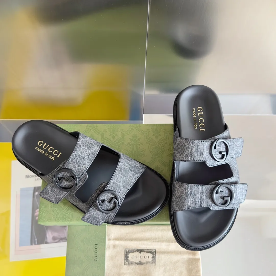 [G Home] Men's Men's Shoes💰: 300💰Size: 38-45 🆕2024Gucci Gucci Summer New Style Double G Presbyopia Flip-flops Cross Sandals Thick Sole Slippers Beach Shoes Original Purchase and Development Production G family's 2024 new summer dark horse items, fashion bloggers at home and abroad have put on the show, and it has become popular on social platforms at home and abroad. Fashionistas must pay for it, and they spend a lot of money to create ingenious craftsmanship and accurately restore every detail. Exquisite packaging at the delivery counter🛍📦 ▪️ Fabric: Original imported double G presbyopic leather ▪️ Lining: Original imported leather ▪️ Sole: Original open molded T men's shoes 💰U outsole ▪️ Bottom thickness: 3CM